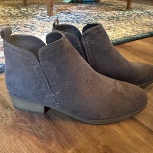 NWOT Universal Thread ankle booties faux suede taupe 9.5 super cute